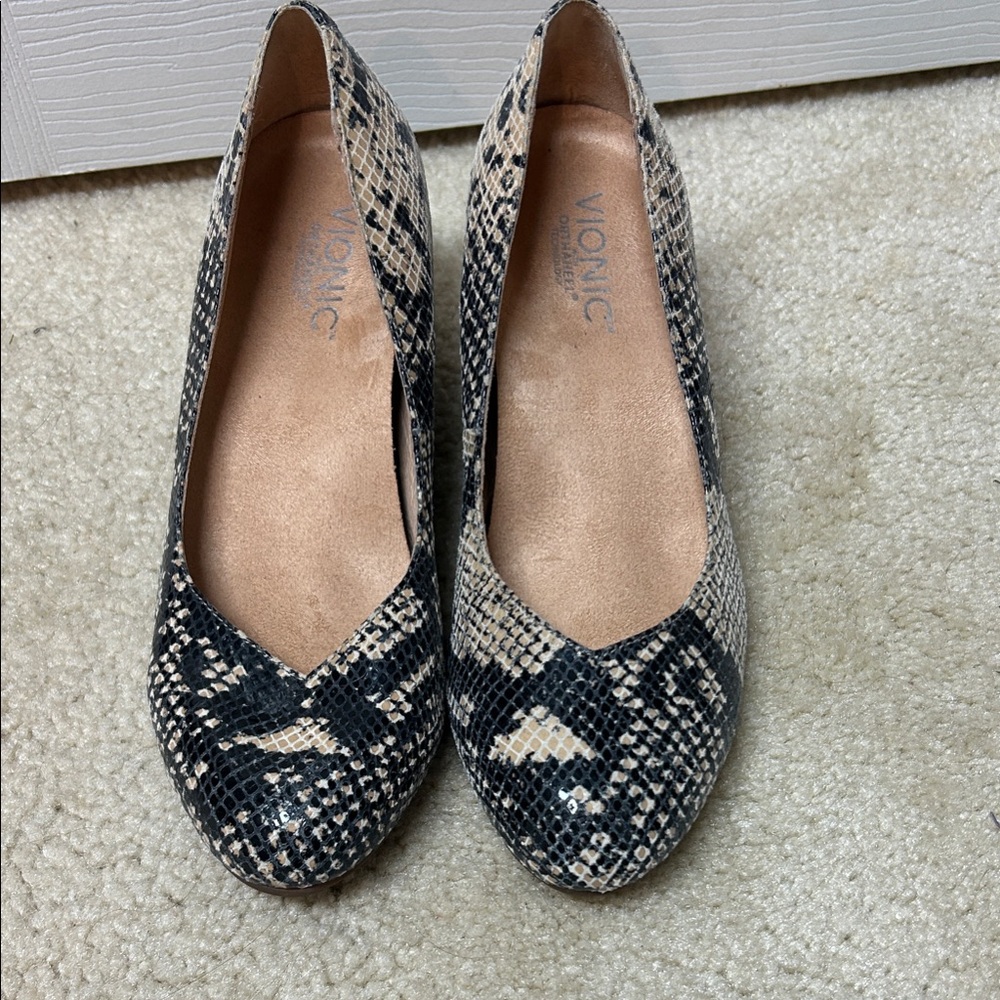 Vionic Snakeskin Patterned wedges in Black and Cream